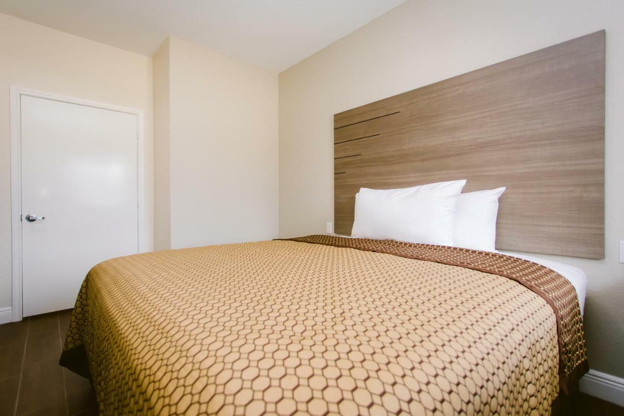 Scottish Inn & Suites ベイタウン エクステリア 写真